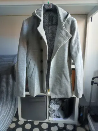 Giubbotto grigio con cappuccio