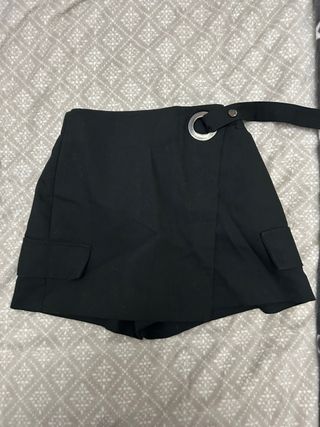 Falda pantalón negra con cinturón