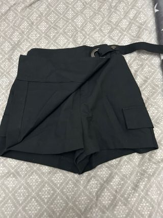 Falda pantalón negra con cinturón