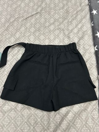 Falda pantalón negra con cinturón