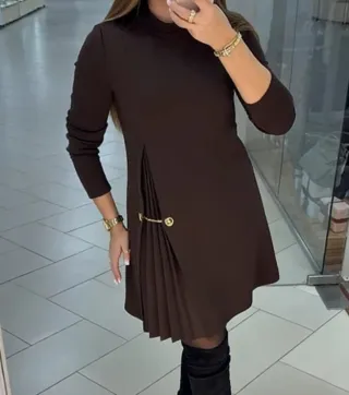 Vestido marrón con detalle plisado