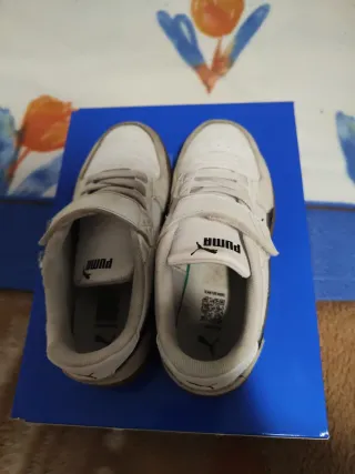 Zapatillas Puma niño beige y negro.  La talla 34