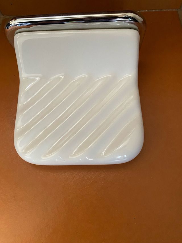 Jabonera de porcelana con detalles metálicos