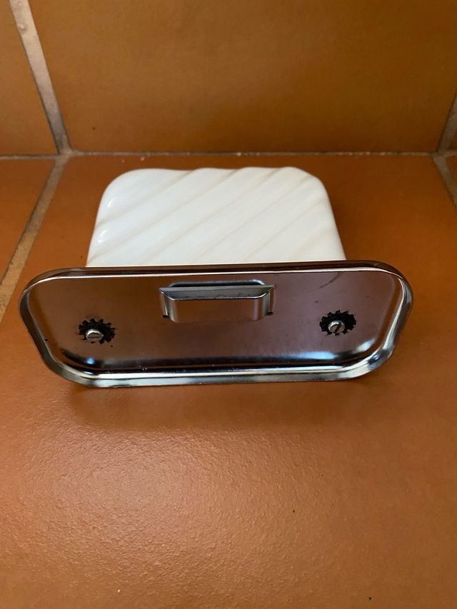 Jabonera de porcelana con detalles metálicos