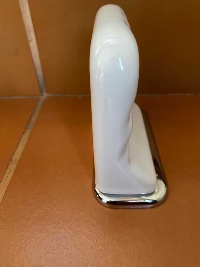 Jabonera de porcelana con detalles metálicos