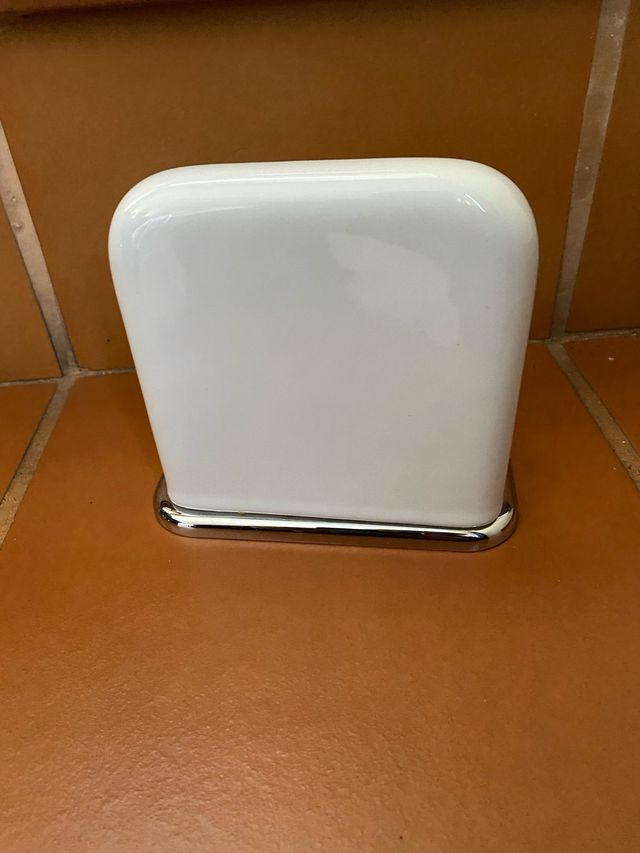 Jabonera de porcelana con detalles metálicos