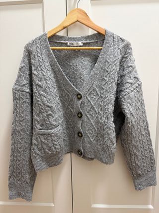 Chaqueta Zara punto trenzado gris