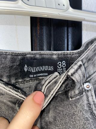 Vaqueros Stradivarius grises anchos