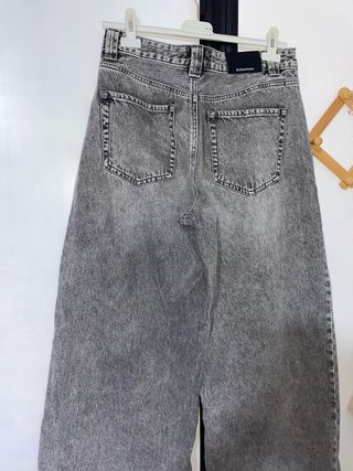 Vaqueros Stradivarius grises anchos