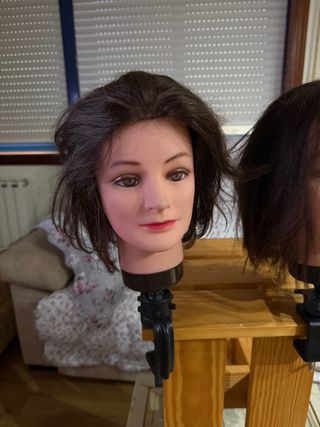 Cabeza maniquí peluquería con soporte.