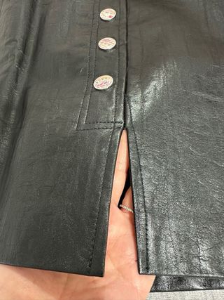 Minifalda efecto piel adornos plata Bershka