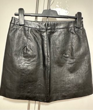 Minifalda efecto piel adornos plata Bershka