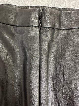 Minifalda efecto piel adornos plata Bershka