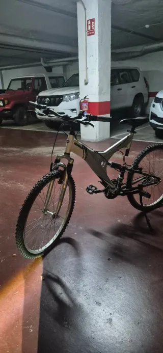 Bicicleta de montaña doble suspensión