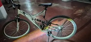 Bicicleta de montaña doble suspensión