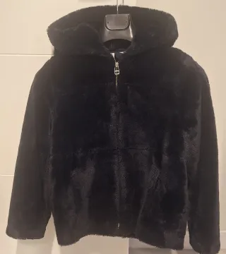 Chaquetón de pelo con capucha