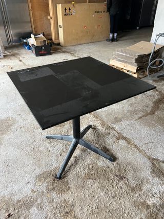 Mesa cuadrada negra