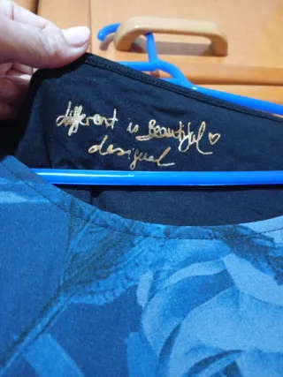 Blusa manga larga floral azul y negra