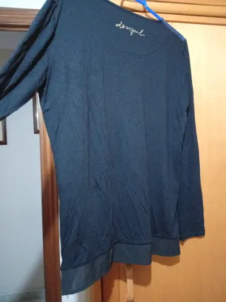 Blusa manga larga floral azul y negra