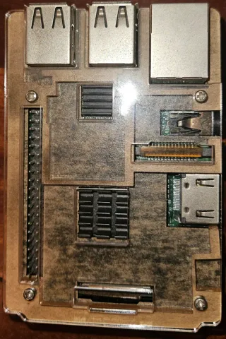 Raspberry Pi 3 Model B con carcasa y disipadores