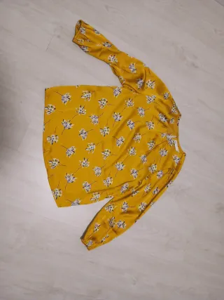 Blusa amarilla con estampado floral