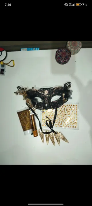 Máscara de encaje y accesorios dorados