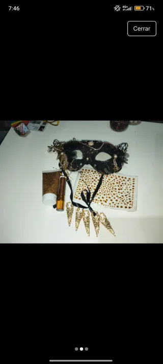 Máscara de encaje y accesorios dorados