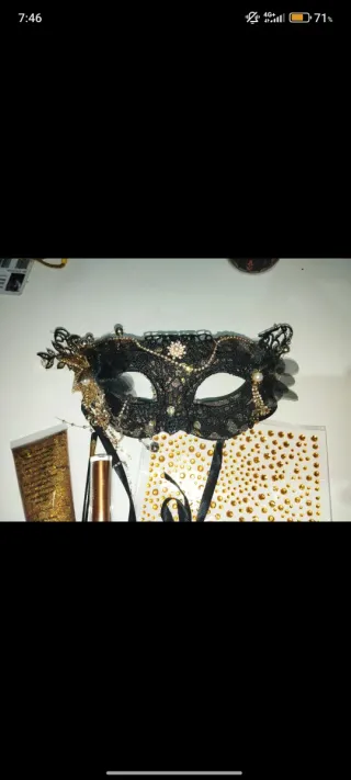 Máscara de encaje y accesorios dorados