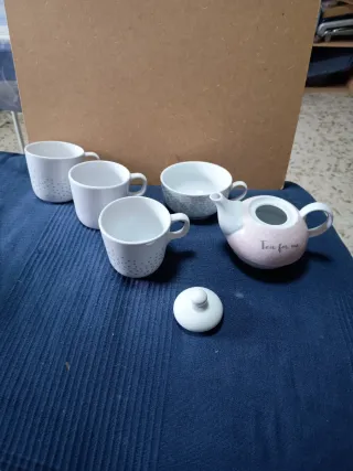 Tetera de porcelana rosa y blanca