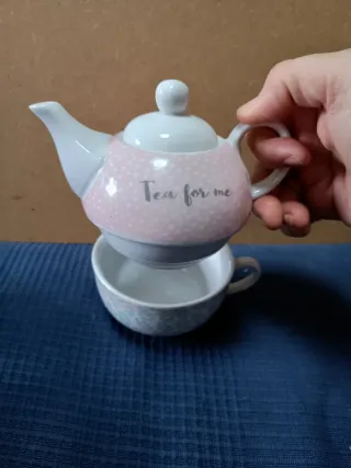 Tetera de porcelana rosa y blanca