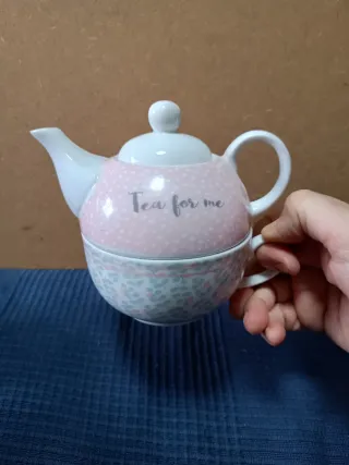 Tetera de porcelana rosa y blanca