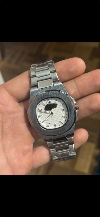 Reloj de pulsera plateado y blanco