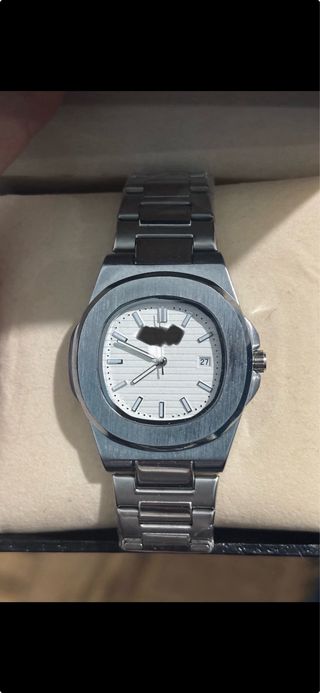 Reloj de pulsera plateado y blanco