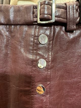 Minifalda Bershka efecto piel adornos plateados