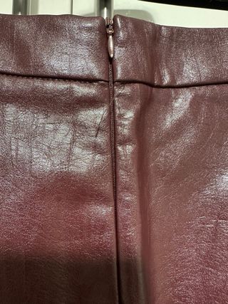 Minifalda Bershka efecto piel adornos plateados