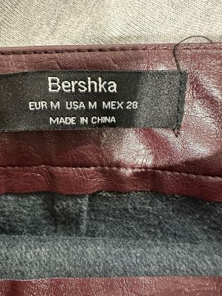 Minifalda Bershka efecto piel adornos plateados