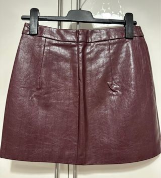 Minifalda Bershka efecto piel adornos plateados