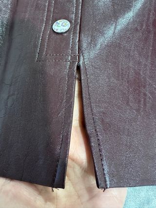 Minifalda Bershka efecto piel adornos plateados