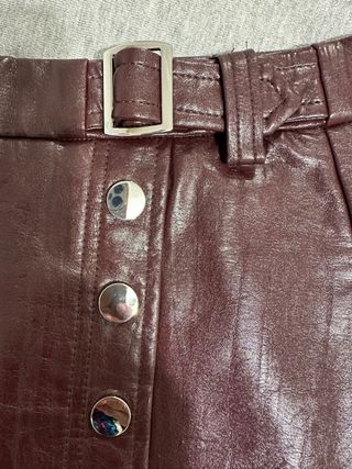 Minifalda Bershka efecto piel adornos plateados