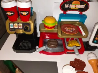 Hamburguesería de juguete con regalos
