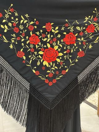Mantón negro bordado rojo y oro fleco