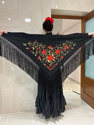 Mantón negro bordado rojo y oro fleco