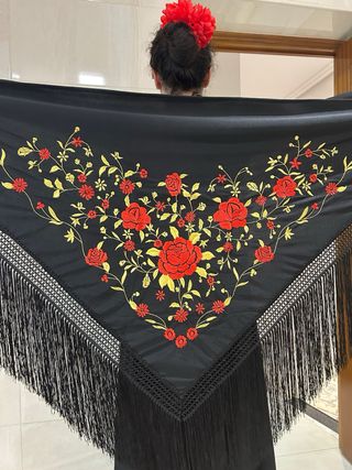 Mantón negro bordado rojo y oro fleco