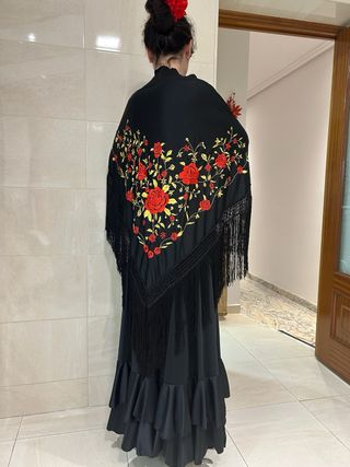 Mantón negro bordado rojo y oro fleco