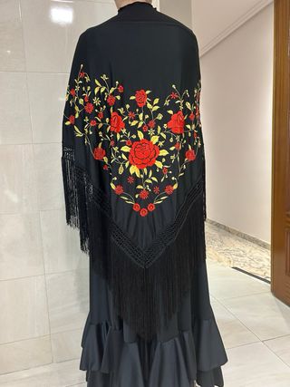 Mantón negro bordado rojo y oro fleco