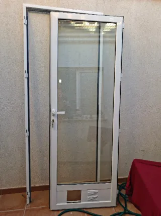 Puerta de cristal con marco blanco