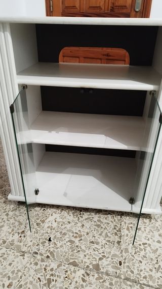 Mesa TV blanca con puertas de cristal
