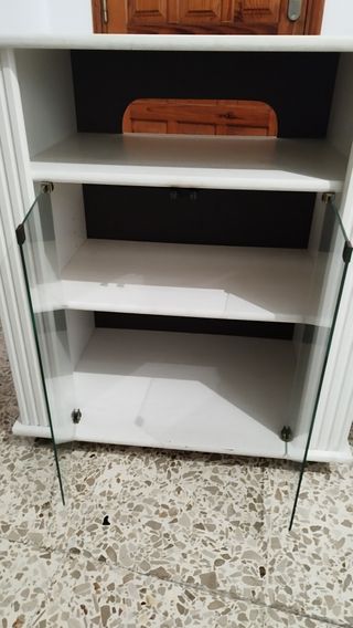 Mesa TV blanca con puertas de cristal