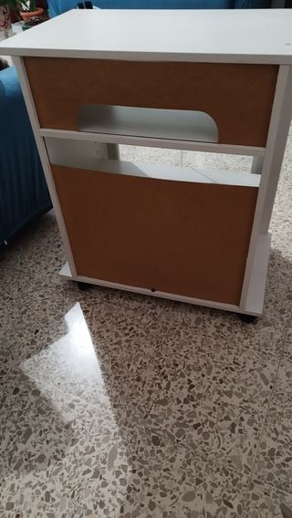 Mesa TV blanca con puertas de cristal