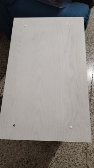 Mesa TV blanca con puertas de cristal